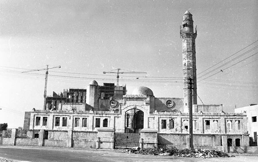El-Menşiyye Mahallesi’nin yerle bir edilmesi ve Filistin halkının tehcir edilmesinden sonra Hasan Bey Camii’nin görünümü.