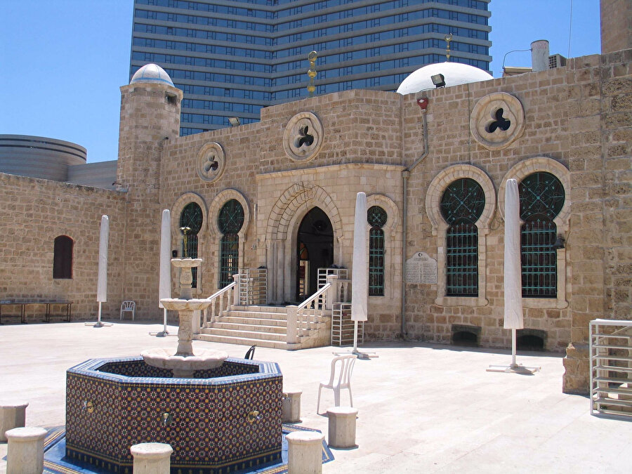 Yatay dikdörtgen şekilli ve surlarındaki tek sıra pencerelerle hareketlendirilmiş olan avluda, girişe göre iki yana yerleştirilmiş mermer fıskiyeli birer sekizgen şadırvan mevcut.