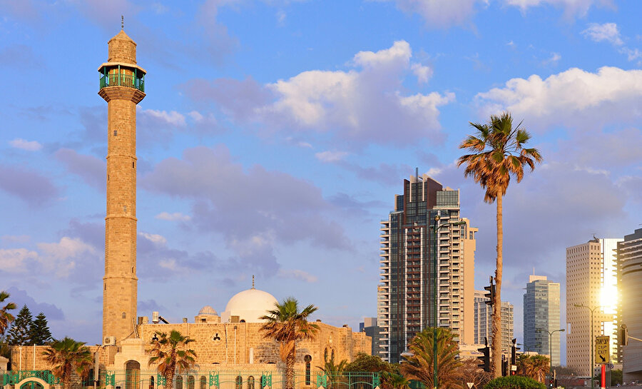 1916’da ibadete açılan tek kubbeli caminin iki minaresinden biri, İsrail’in kuruluşundan önce yıkıldı.