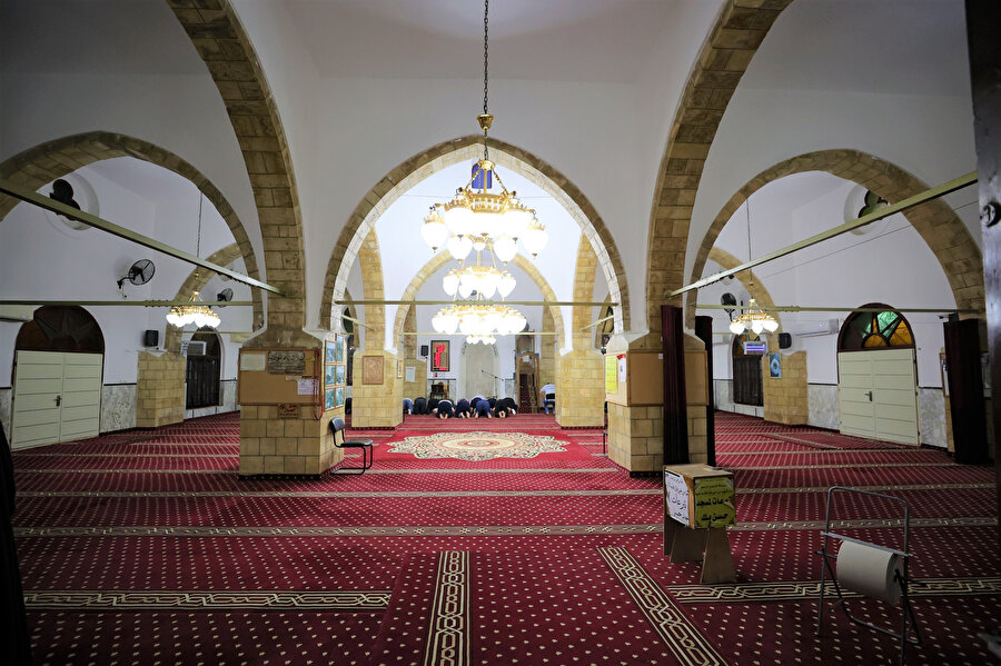 Halkı zorunlu göçe tabi tutulan El-Menşiyye Mahallesi'ndeki Hasan Bey Camii, mahallenin yerle bir edilmesi ve Filistin halkının tehcirinden sonra Yahudi çetelerce kendi kaderine terk edildi, defalarca saldırıya maruz kaldı ve Müslümanların ibadetine kapatıldı.