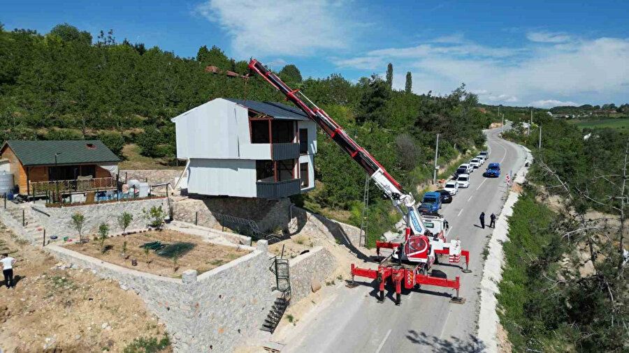 Kaçak villayı vinçle taşıdı: Görenler inanamadı