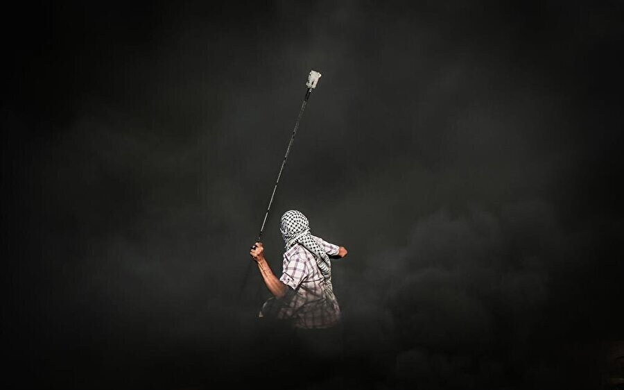 Günümüzde sapan, Filistinlilerin İsraillilere karşı kullandığı bir silah. Karşılarında tanklar, tüfekler, ağır silahlar bulunan Filistinliler, İsrail askerleri ve polisleriyle karşı karşıya geldikleri hemen her olayda sapan kullanıyorlar.