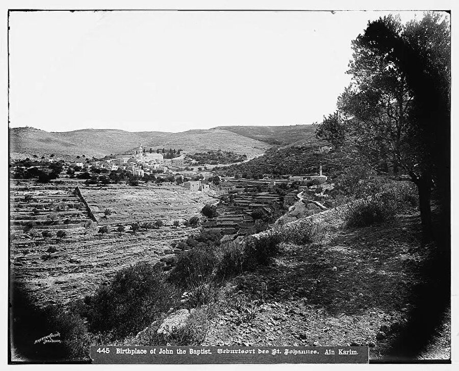 Ayn Karim dağlık bir bölgede yer almasına rağmen, köylüler, tarımsal üretimi en üst düzeye çıkarmak için yamaçlara teraslar inşa etmişler; dağ yamaçlarına zeytin ve meyve ağaçları ve üzüm bağları dikmişlerdi.