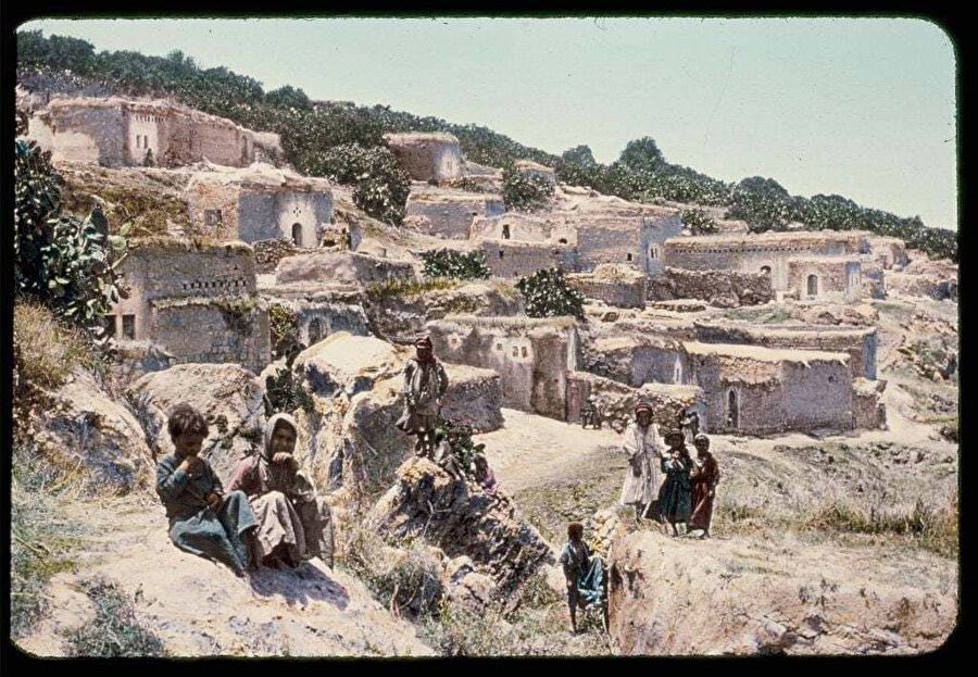 İsrailli tarihçi Benny Morris, Indur’un 24 Mayıs 1948'de işgal edildiğini ve komşu kasabaların da işgal edilmesiyle köy halkının bölgeyi terk ettiğini söyler.