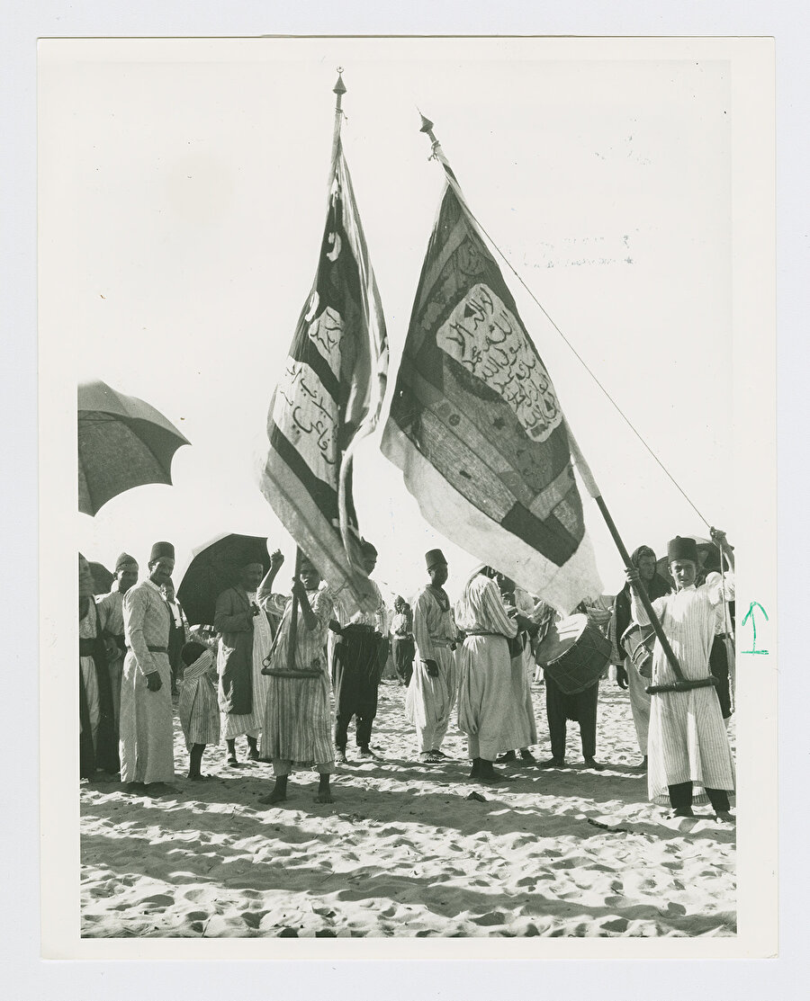 Nebi Ruben’de Hac sezonunda düzenlenen etkinliklerde açılan tarikat sancakları.