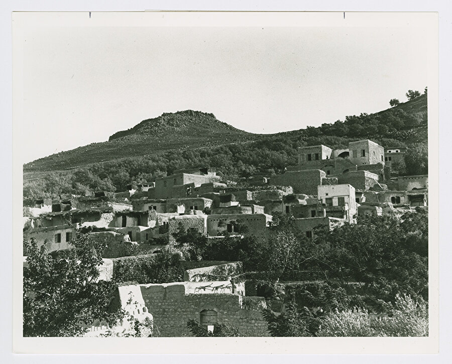 Tarihsel olarak Hıttîn köyü, Hıttîn Ovası'na hâkim olduğu için stratejik ve ticarî açıdan önemliydi. Doğuda Taberiye Gölü'nün kıyı ovalarına açılan ve batıda dağ geçitleriyle aşağı Celile ovalarına bağlanan ova, doğu-batı geçişleri ile çağlar boyunca ticarî kervanlar ve askerî istilalar için yol görevi görmüştü.