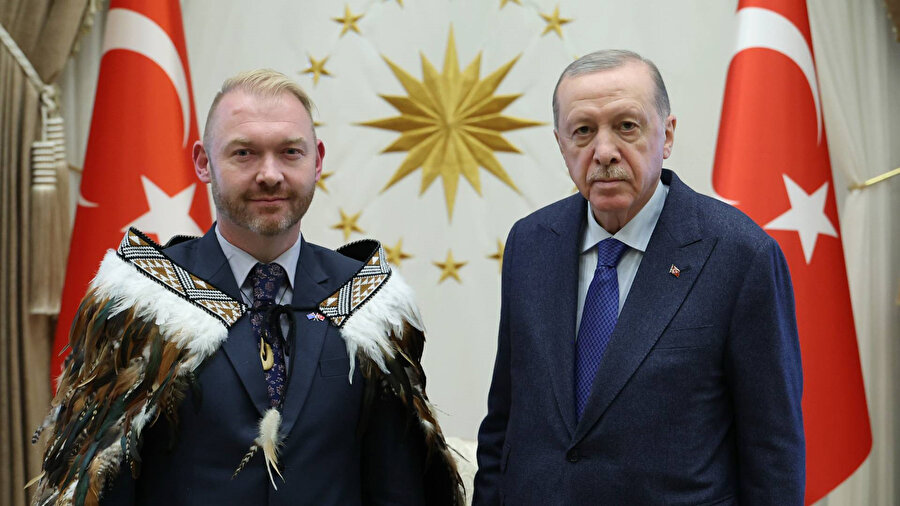 ​Yeni Zelanda Büyükelçisi Lewis, Erdoğan’a güven mektubunu sundu: Yöresel kıyafeti dikkat çekti