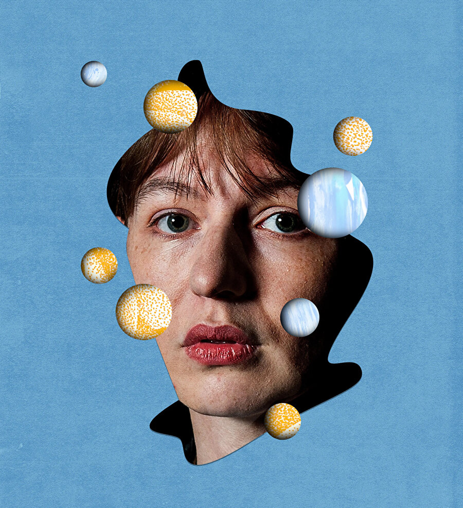 Rooney 1991 doğumlu, yani şu an 34 yaşında. Eserlerinde özellikle “insan ilişkileri” üzerinde duruyor. 2022’de Time tarafından dünyanın en etkili 100 insanından biri olarak gösterilmiş.