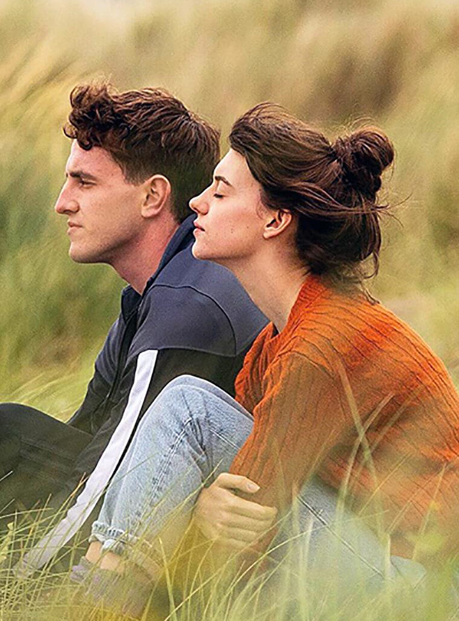 Rooney vakası çok açık ve seçik biçimde karşımızda. La mı cimi pek yok gibi… Hatta özetle şunu söyleyebiliriz: Kuşağımız, kendi davranış modelini yeniden çalıştırmış, bir edebiyat vakasını bir Instagram nesnesi hâline getirmiş.