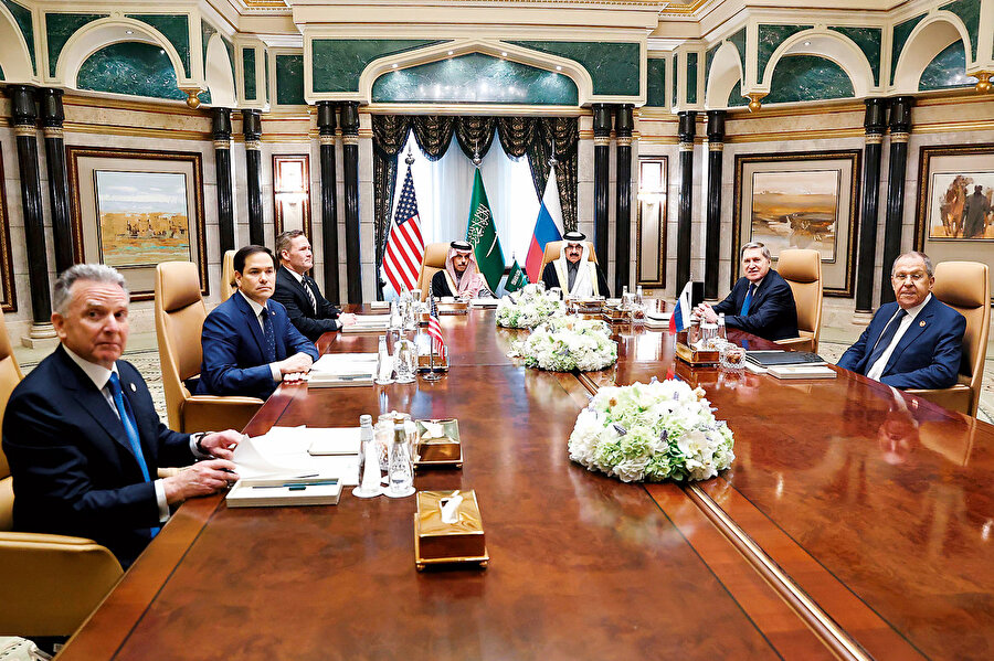 Ertesi gün ise ABD ve Uk-rayna heyetleri Riyad’da yüz yüze görüşmeler gerçekleştirdi.