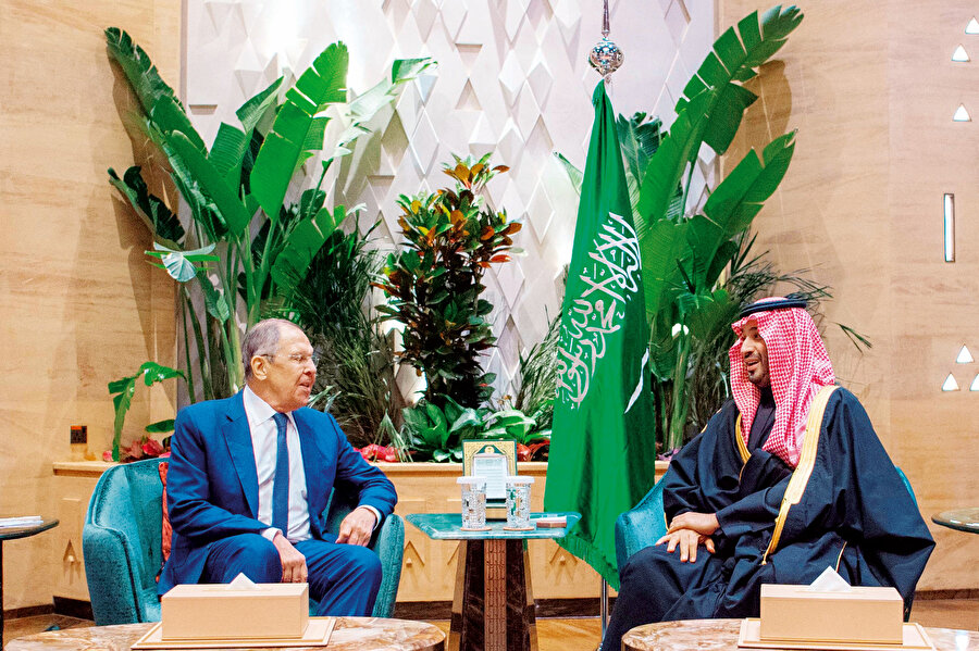 Muhammed bin Selman Rus Dışişleri Bakanı Lavrov (üstte) ve ABD Dışişleri Bakanı Rubio ile görüştü.