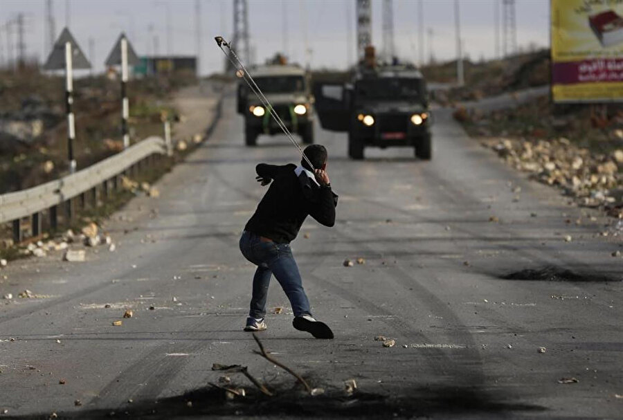 Günümüzde sapan, Filistinlilerin İsraillilere karşı kullandığı bir silah.