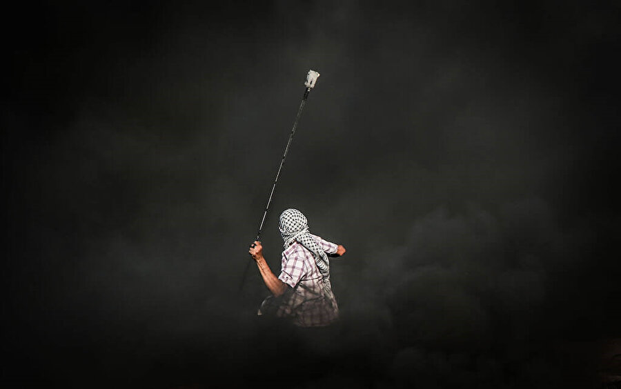 Filistinliler, İsrail askerleri ve polisleriyle karşı karşıya geldikleri hemen her olayda sapan kullanıyorlar. Karşılarında ise tanklar, tüfekler, ağır silahlar...