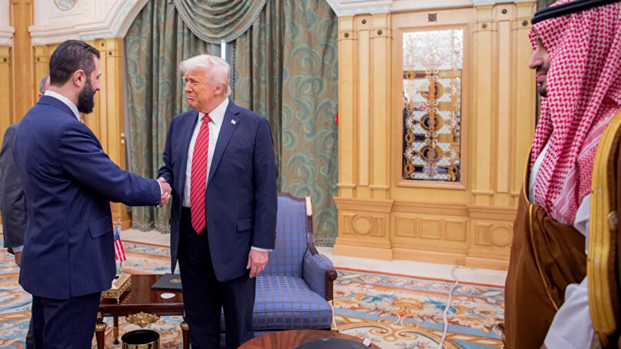 ABD Başkanı Donald Trump ile Suriye Cumhurbaşkanı Ahmed Şara, geçtiğimiz gün Suudi Arabistan'ın başkenti Riyad'da görüştü. Trump ve Şara'nın bir araya gelmesi, Suriye ve ABD arasında son 25 yılda gerçekleşen ilk üst düzey temas oldu.