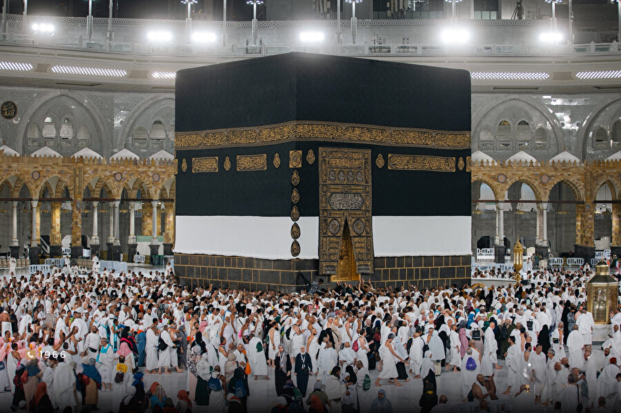 Hac mevsimi öncesinde Kâbe'nin kisvesi yükseltildi