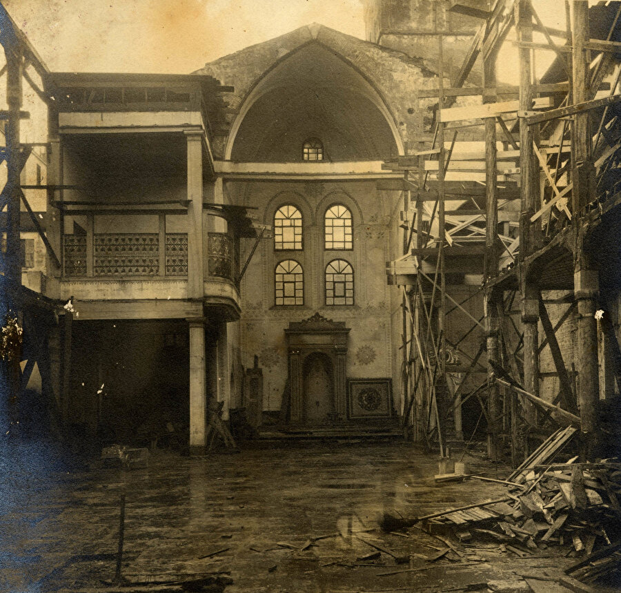 1913 restorasyonu sırasında kıble cephesi ve mihrap.