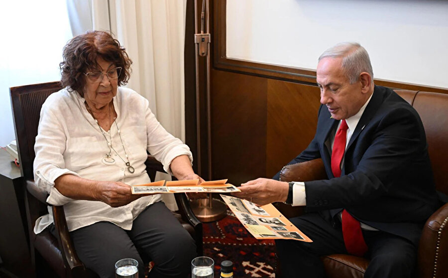 Casus Eli Cohen'in dul eşi Nadia Cohen, İsrail'in Suriye'den yaklaşık 2500 belgeyi ele geçirmesinin ardından Başbakan Netanyahu ile dosyaları inceledi, 18 Mayıs 2025.