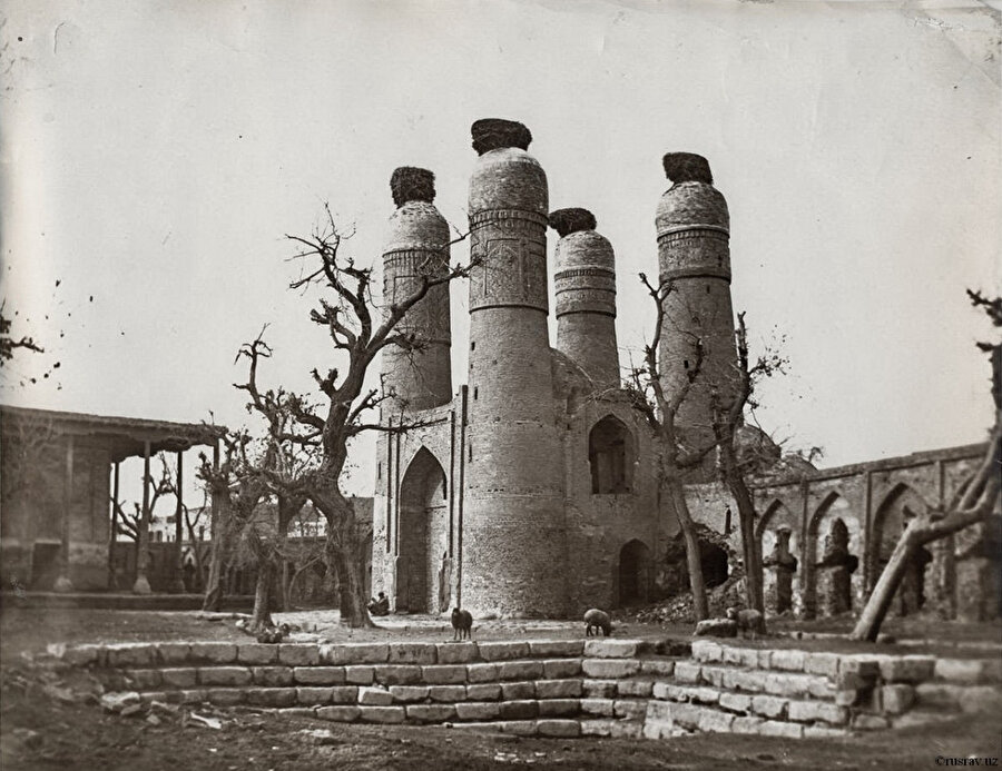 Çar Minar'ın arka tarafındaki arazide inşa edilen medrese bugün artık yok.