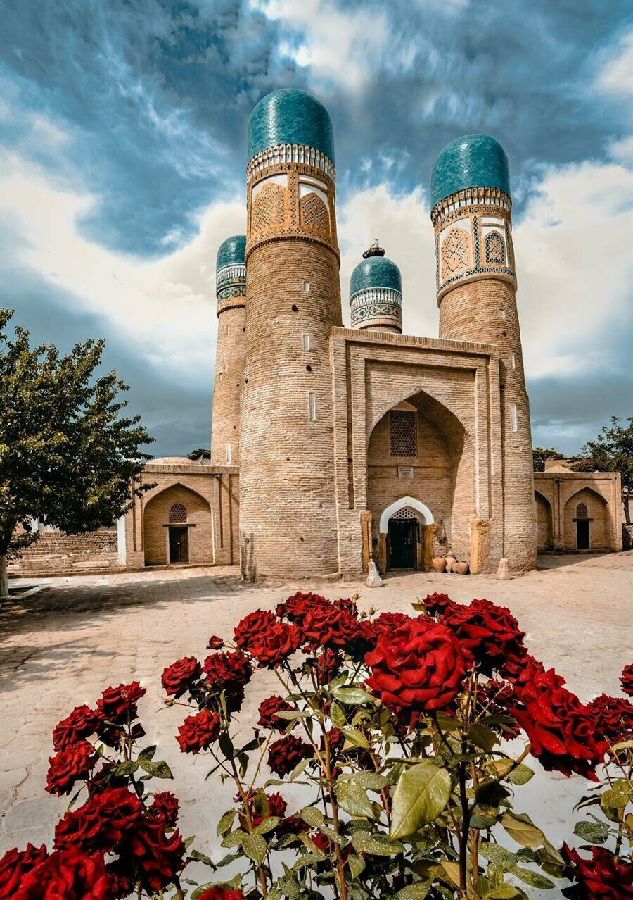 Çar Minar, tüm göz alıcılığıyla ziyaretçilerini bekliyor.
