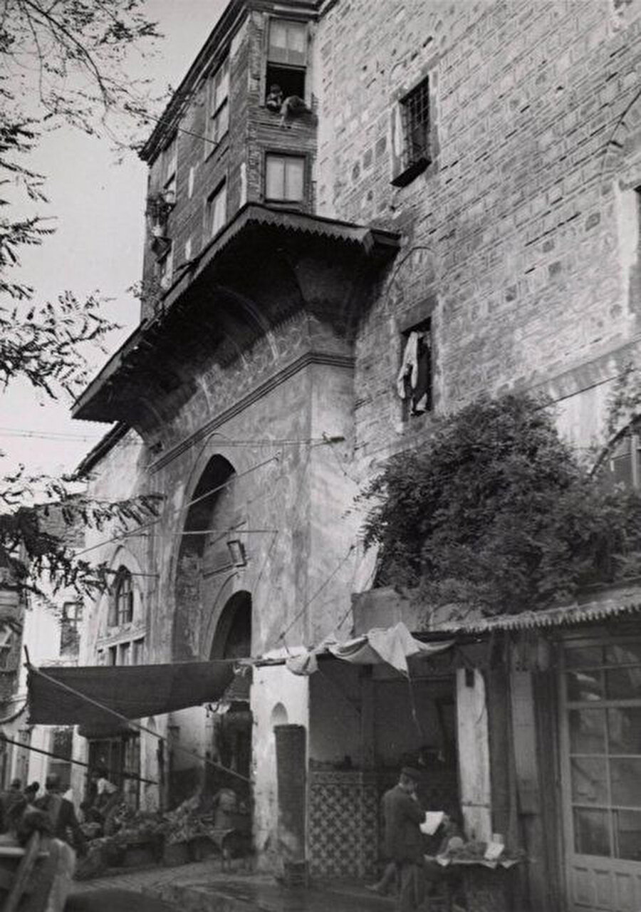 Selahattin Enis, eserlerinde kişitoplum ilişkilerini natüralist bir anlayışla ele almış, feminizmin karşısında durmuş ve bu yüzden de eleştirilmiştir.