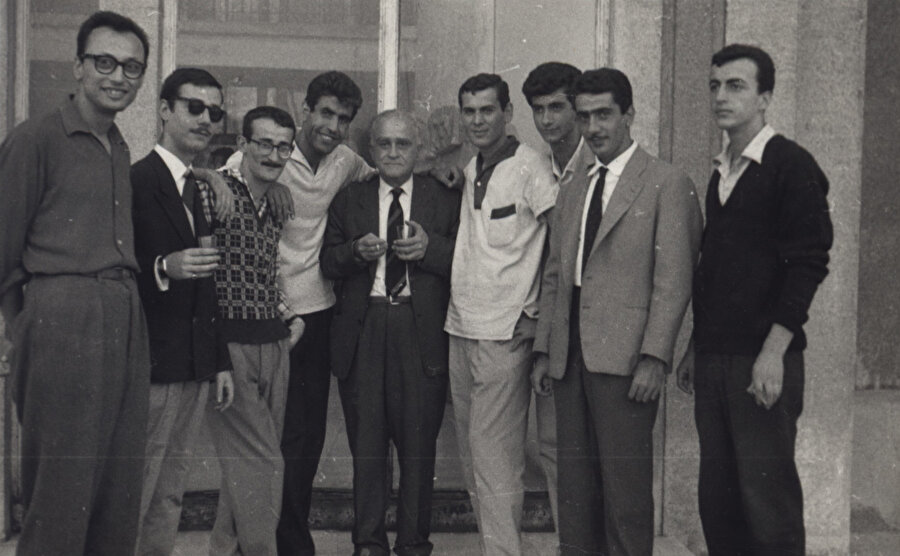 Türk edebiyatının mihenk taşlarından Ahmet Hamdi Tanpınar’ın külliyatının henüz bir bütün hâlinde tamamlanmadığı, Huzur yazarının süreli yayınlarda kalan bazı metinlerinin zaman zaman çeşitli araştırmacılar tarafından gün yüzüne çıkarıldığı görülmektedir. 