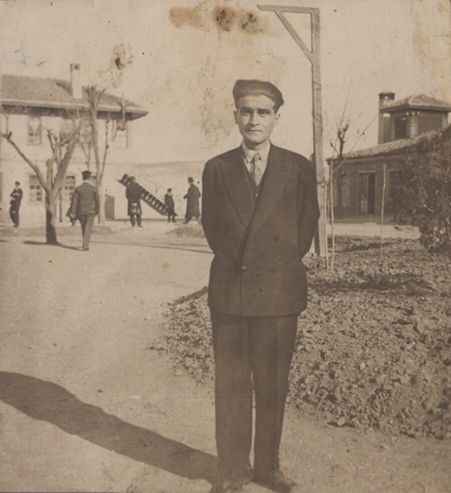 Tanpınar, İstanbul’a giderek Darülfünun’da öğrenimine devam etmiştir. İşte “Anadolu Hatıraları: Konya” başlıklı metin, Tanpınar’ın mütareke Dönemi’nde Konya’ya bir kez daha gittiğini ve bu şehirde bir haftadan uzun bir süre kaldığını göstermektedir.