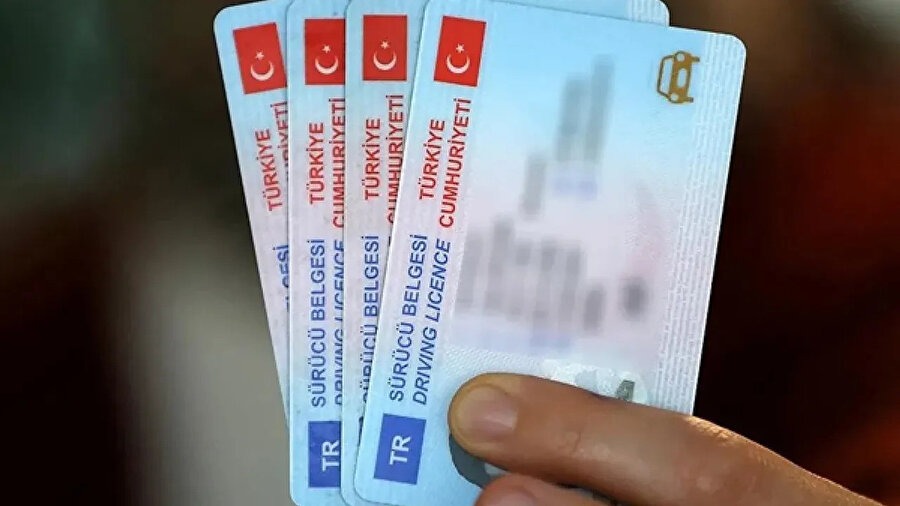 Ehliyet yanımda olmak zorunda mı?