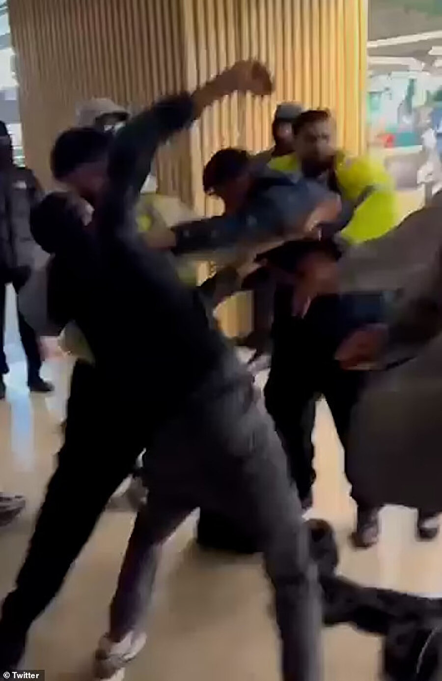 Labubu bebek için İngiltere'de kavga