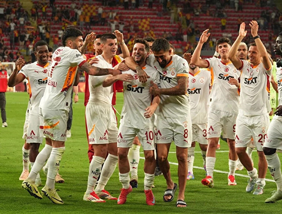 Galatasaray'ın takım otobüsüne saldırı: Camları kırıldı