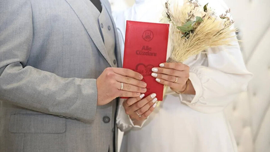 Herkes bu tarihte evleniyor: Nikah dairelerinde yoğunluk