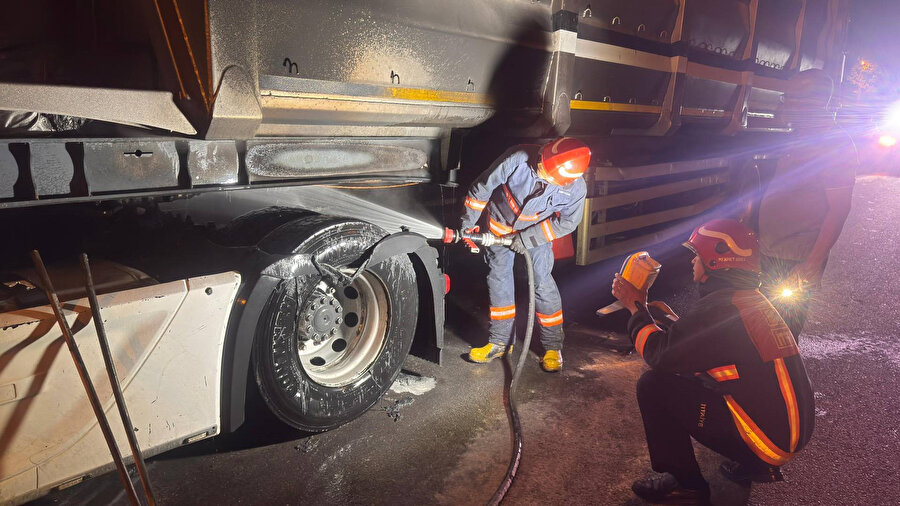 TIR'ın elektrik aksamında arıza çıktı: Alev aldı