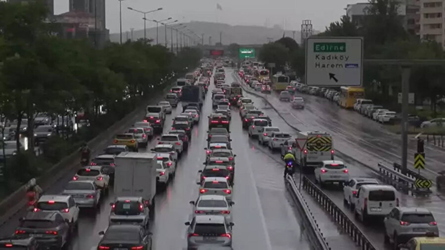 ​İstanbul'da haftanın ilk günün trafikte yoğunluk oluştu