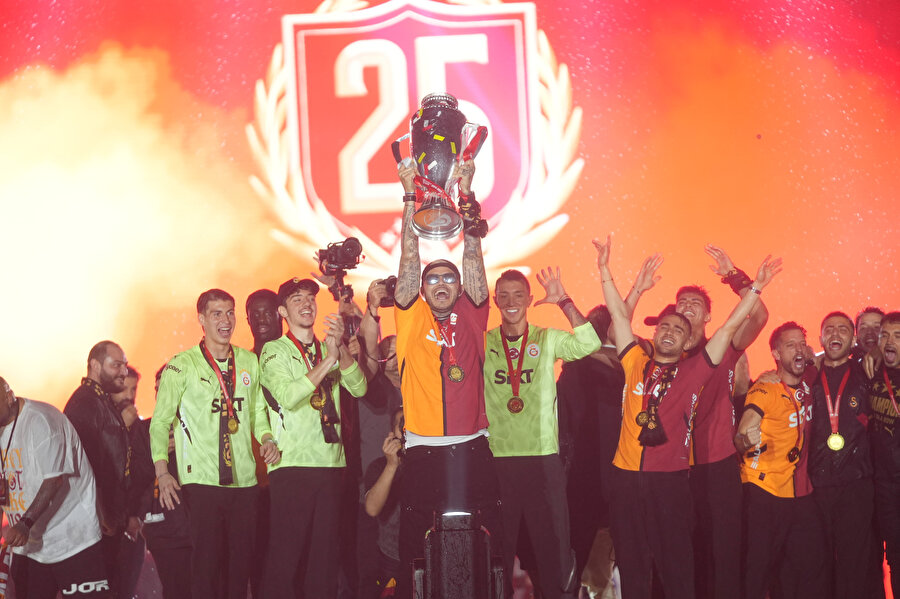 Yenikapı'daki kutlamalara kim hangi şarkı ile çıktı? Galatasaraylı Futbolcular sahneye hangi şarkı ile giriş yaptı?