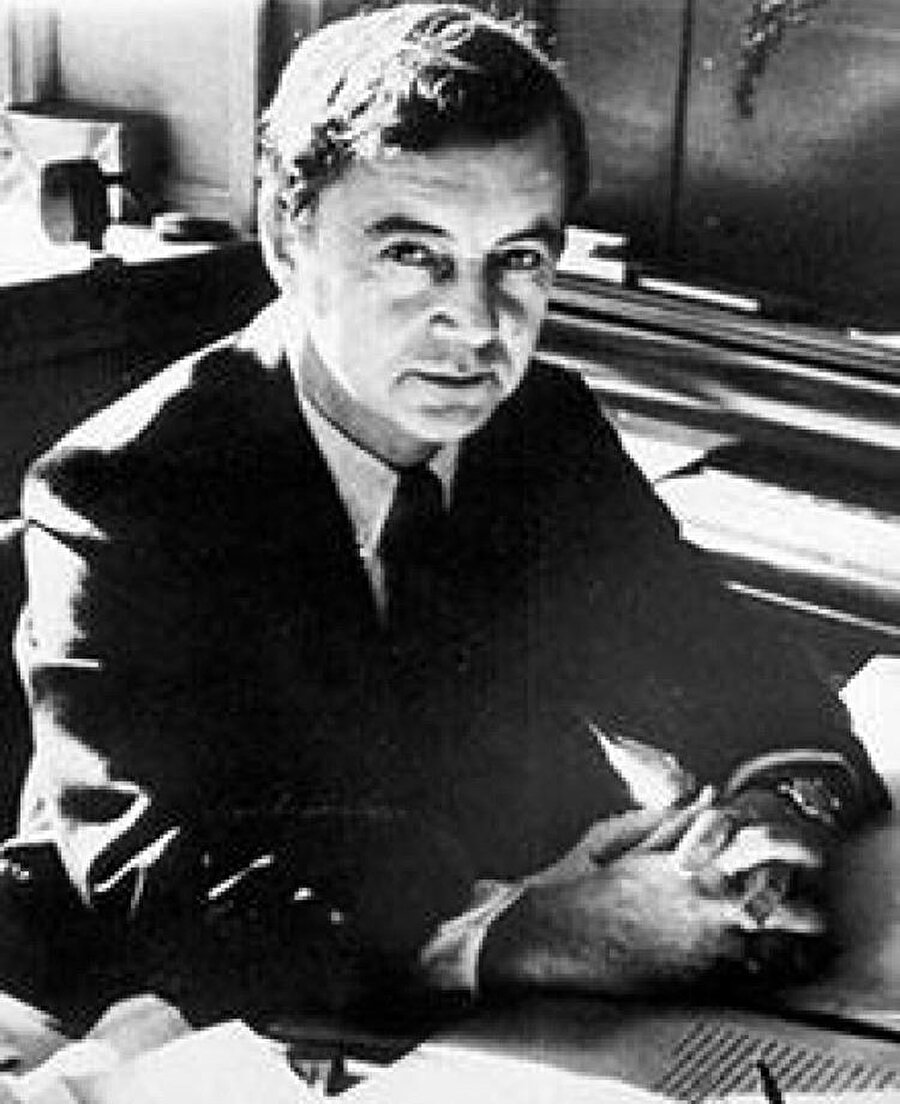 Erving Goffman.