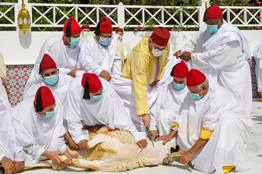 Kral VI. Muhammed, ülkenin karşı karşıya olduğu kuraklığın hayvancılıkta büyük tahribata yol açması ve et fiyatlarının yükselmesi nedeniyle Faslılara bu yıl Kurban Bayramı'nda kurbanı kesmemeleri çağrısında bulundu.