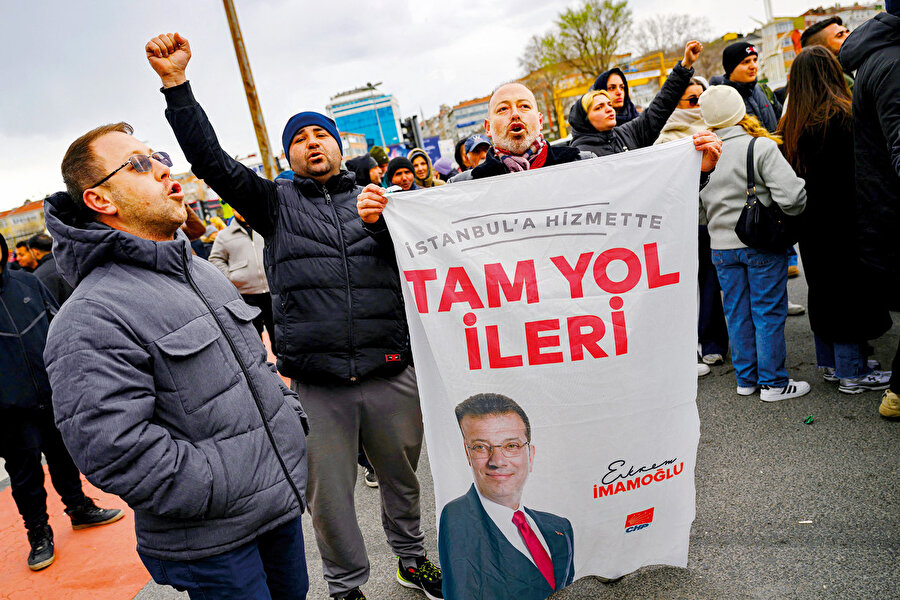 İstanbul Büyükşehir Belediyesi’nde yapılan onca vurgunun kendi seçmen kitlesinde bulduğu yankı da mı bizi derin uykumuzdan uyandırmaya yetmiyor? Küçüğünden büyüğüne, fakirinden zenginine kolektif bir çalma kültürünü “devletin malı deniz, yemeyen domuz” mottosuyla yücelten ve her türlü ideolojik kamplaşmanın ötesinde bir buluşma noktası telâkki eden şu topluma ne demeli?