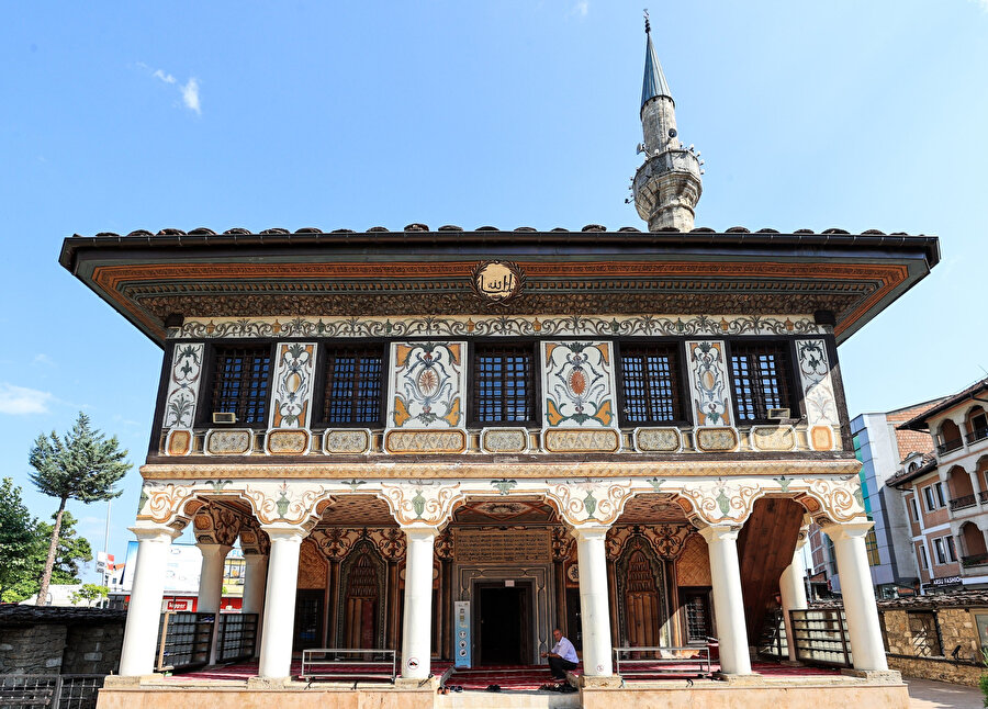 Alaca Camii, rengârenk mimarisiyle gözleri okşuyor.