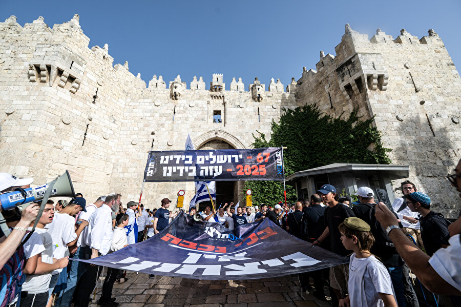 İsrail'de aşırı sağcı fanatik gruplar, İsrail'in 1967'deki işgalini kutlamak için Eski Şehir'in sembolik Şam Kapısı bölgesinde, üzerinde “67’de Kudüs elimizdeydi, 2025’te Gazze elimizde” yazılı pankart taşıdı.