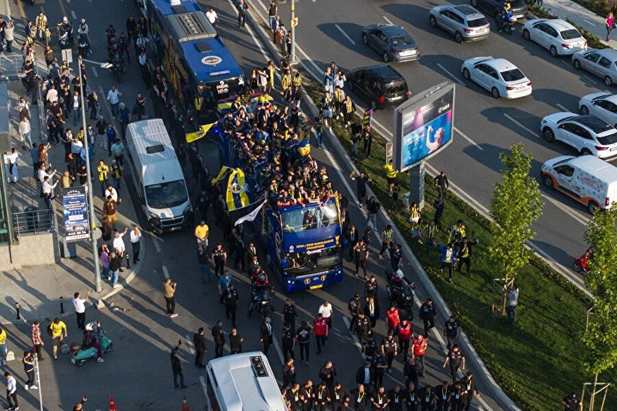 Fenerbahçe Beko, EuroLeague şampiyonluğunu taraftarıyla kutladı