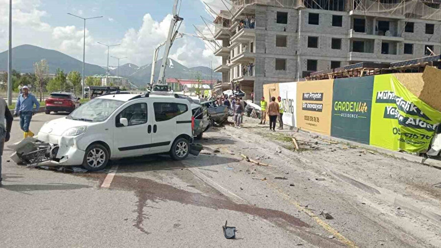 Erzurum’da korkutan kaza: Beton mikseri onlarca aracı biçti