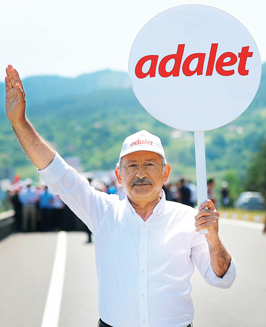 ‘Kemal dede’ seçmenin gözünden bir gecede düştü. Peşinden şehir şehir yürüttüğü kitlesi bile artık onun “Erdoğan’ın adamı” olduğunu iddia etmeye başladı. Zavallı yaşlı adamı ağza alınmayacak ifadelerle tahkir ettiler. Nihayet bu siyasi linçin sonunda hem parti başkanlığından attılar hem de ‘geri gelirse tüm partililer onun yüzüne tükürecek’ sözleriyle siyasi hayatını bitirdiler.