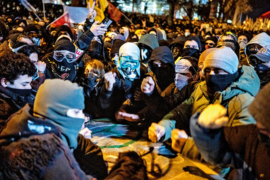 İstedikleri desteği alamadıkları her dakika daha da agresifleşen linç ordusu, işi hakaret ve tehditlere kadar götürdü. Normalde kendisine yapılan eleştirilere pabuç bırakmayan, hatta az takipçili hesaplardan gelen bir eleştiri seçip onun üzerinden milletle makara geçmeyi âdet edinen Cem Yılmaz’ın o sivri dili bu kez içine kaçmıştı. Tehdit ve hakaretlere karşı tek kelime bile edemedi. Yapabildiği tek şey, yeterince linç edildikten sonra “Bir gün sizin başınıza da gelirse neden kendimi işime gücüme verdiğimi anlarsınız. Bu kadar deli dadanmasını bu kadar uzun süre idare etmek yeteri kadar zor” diyerek X hesabını kapatmak zorunda kaldı.
