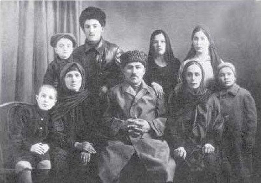 Çeçen ailelerde, büyükler ve küçükler arasındaki ilişki oldukça sınırlı ve kurallıdır.
