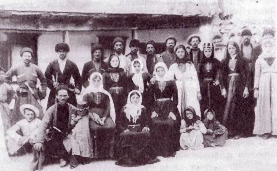Çeçenler, tıpkı diğer Kafkas halkları gibi, aileye ve akrabalık ilişkilerine büyük önem verirler.