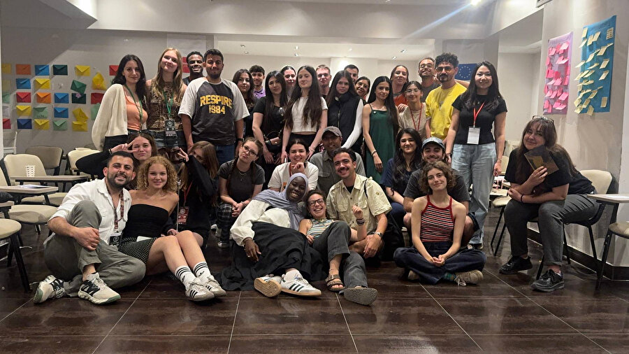 ​Gençler telefon bağımlılığına karşı bir arada