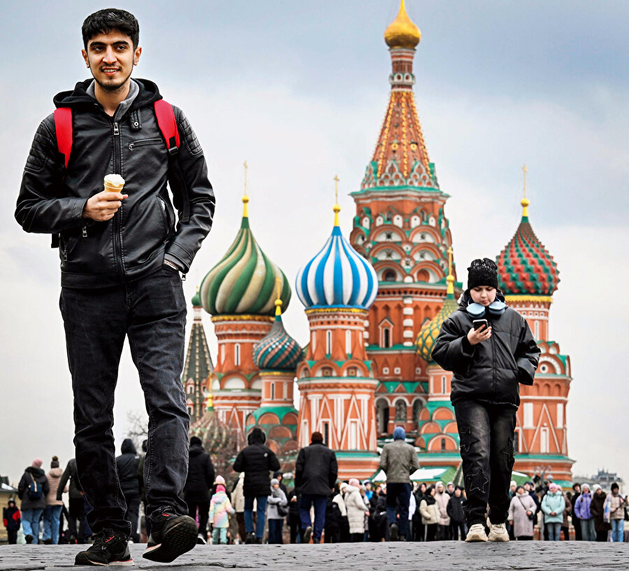 Rus bankaları, Çin ile birlikte SWIFT’e alternatif bir ödeme sistemi geliştirerek karşılıklı ticareti sürdürdü. Ruslar, Amerikan doları yerine Çin yuanı kullanımını artırdı. Ayrıca Türkiye, Hindistan ve BAE gibi ülkelere enerji ve hammadde ihracatını artırdı; yeni boru hattı projeleri ve deniz taşımacılığı anlaşmaları yapıldı.