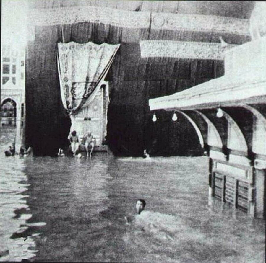 1941 selleri sırasında çekilen bu kare, Kâbe'nin en sıra dışı fotoğraflarından biridir.
