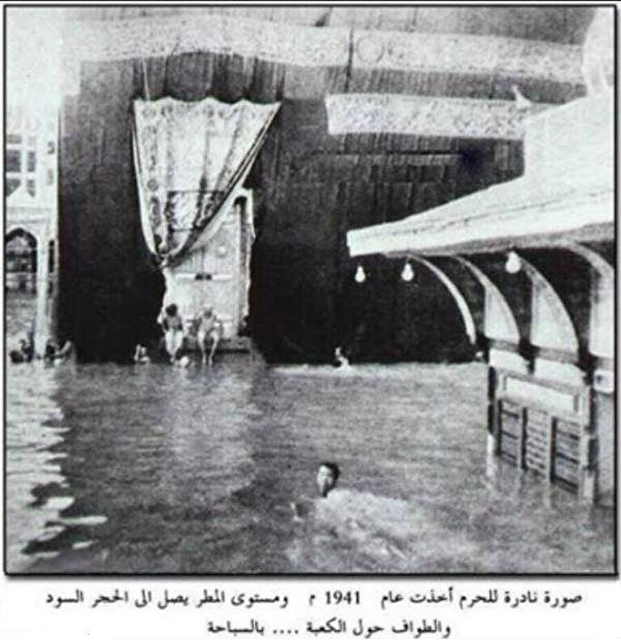 1941’de Mekke’yi basan seller sırasında 12 yaşında olan Şeyh Ali, arkadaşlarıyla hemen Kâbe’ye koşmuş, sonra da kendisini tutamayıp sulara atlamıştı.