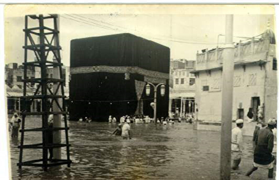 1941'deki afette sel suları, Kâbe'nin bütün tavaf alanını kaplamıştı.