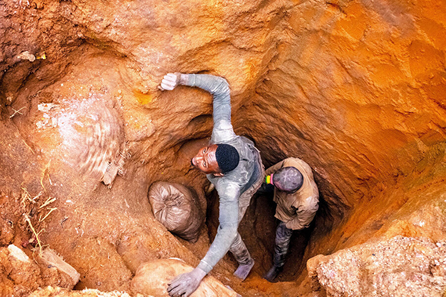 Mad Max’te su için savaşılıyordu ya burada da elektrikli araçların bataryası için Kongo’daki çocuklar lityum madenlerinde ölüyor. 12 yaşındaki bir çocuk senin sözde temiz aracın için zehir solurken, elitler Zoom’da “sürdürülebilirlik” nutukları atıyor.